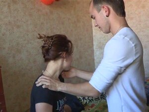 La Novia Europea Cornuda Folla Apasionadamente. El Novio Europeo Cornudo Folla Apasionadamente Frente A Su Novio Atado