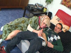 Η άτακτη γιαγιά παρατάει το μουνί της