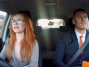 Ruiva Magra Seduz Seu Examinador De Direção. Ruiva Magra Usando óculos Faz Teste De Direção E Depois Deixa Ele Penetrar Sua Buceta Com Seu Pau Grande No Banco Da Frente Em Um Carro Em Público