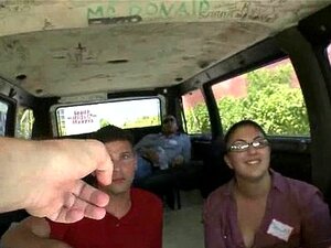 Svježa Plavuša Igra Se S Kurcem Na Humpbusu