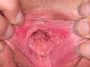 Vilkas Tšekkiläinen Kissanpentu Levittää Levitetyn Pillunsa äärimmilleen. Täydellinen Tšekkiläinen Kaunotar Avaa Ajellun Pillunsa Ja Liu'uttaa Kummallisen Seksilelun Syvälle Sisäänsä Saaden Parhaan Orgasmin