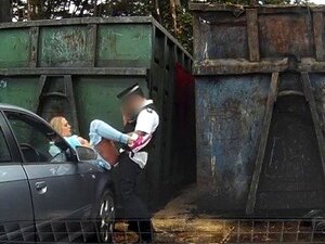 Lažna Policajka Ne Može Lažirati Svoj Orgazam. Uzbuđeni Lažni Policajac Jednostavno Ne Može Lažirati Te Sjajne Orgazme