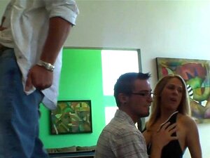 Група девојака прикован ексерима. Згодан мушкарац јебе малишек један за другим пред својим пријатељима