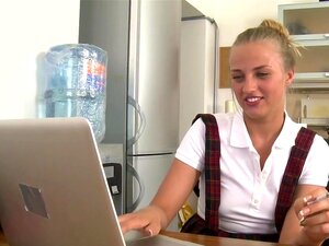 Mooie 19-jarige Russische Blonde Neemt Twee Pikken In Haar Kut, Milana Fox Is Een 1,80 Meter Lange 19-jarige Blonde Bom. In Deze Fantasie Rollenspel Update Speelt Ze Een Russische Babe Die Haar Kinky Gangbang Geheim Onthult Aan Haar Amerikaanse Vriend Die