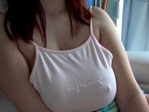 Solo-Fisting-Schlampe Spielt Mit Ihrer Muschi Und Einem Großen Spielzeug