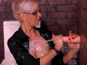 Зрела плавуша са малим сисама, Еспоир, ужива соло са лепљивим дилдом