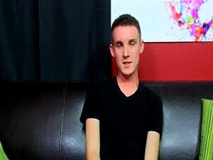 Seksowny Gej Miccah Przybył Na Kanapę Na Wywiad I Solo