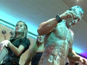 Kuumat Tytöt Pitävät Mahtavan Seksiorgian Baarissa