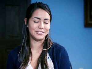 Alina Lopez Concorda Em Transar Com Dick E Ela Fica Com Ele. Alina Morde Os Lábios E Depois Passa A Bandeja Para Frente, Esperando Que Ninguém Visse Que Ela Rejeitou O Sacramento. No Entanto, Quando Ela Olha Para Onde Dick Chibbles Se Senta, Seus Olhos En