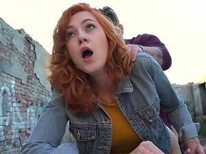 Sexy Rothaarige Kellnerin Wird Öffentlich Gefickt Und Bläst Für Trinkgeld