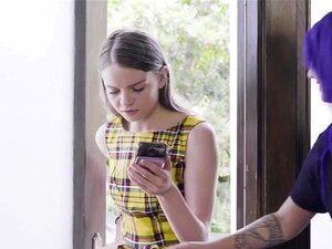 Una Chica Linda Y Su Hermanastro Quieren Llamar La Atención De Su Prima Morena, Así Que Ella Le Chupa La Gran Polla. La Chica De Tetas Pequeñas Se Une A Los Hermanastros En El Sofá Mientras Ella También Chupa Su Polla. El Chico Folla A Su Hermanastra Mien