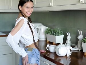 Mia Raakt Haar Geschoren Kutje Aan