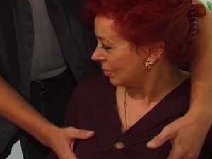 Heiße Euro-Reife Rothaarige Fickt Im Büro