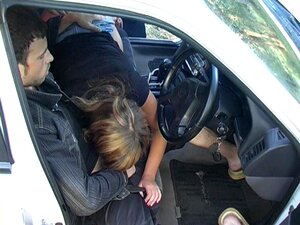 Karina W Dwóch Facetach Pieprzy Niegrzeczną Kocicę W Seksie Na świeżym Powietrzu,