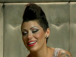 Η τηλεοπτική σταρ με τα μεγάλα βυζιά γαμιέται δημόσια, η καμπυλωτή σταρ της ρεάλιτι τηλεόρασης Cameron Bay λατρεύει την προσοχή, αλλά δεν έχει ιδέα για το τι την περιμένει όταν εγγράφεται στο Public Disgrace. Η Lorelei δένει τα βυζιά της με D-cup και την 