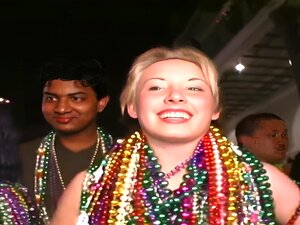 Ανακαλύψτε την άγρια πλευρά του Mardi Gras καθώς η εκπληκτική γειτονική κοπέλα παραδίδεται σε ένα αναίδειο δημόσιο πάρτι. Δείτε πώς απελευθερώνει τις επιθυμίες της και αποκαλύπτει την αληθινή της ομορφιά σε μια παραπλανητική σκηνή Hardcore!