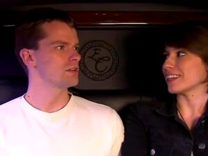 Mąż Swinger Cieszy Się, Widząc Swoją żonę Zadowoloną Przez Seksowne Panie W