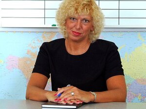 Smith I Min Första Sexlärare, Studiesal - Studiesalen Måste Vara Det Största Slöseriet Med Tid... En Man Kan Bli Galen Av Att Sitta Där Inne För Länge! Så När Jag Började Få Stånd Av Att Titta På Miss Smith Visste Jag Bara Att Jag Höll På Att Förlora Det!