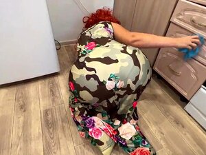 Маћеха извија своју велику гузу и нада се аналном сексу са пасторком