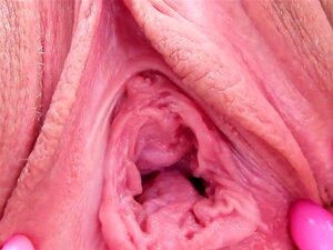 Une Fille Tchèque Coquine écarte Sa Fente étroite à L'extrême. Une Beauté Tchèque Attirante écarte Une Fente Rasée Et éjacule Une Pompe à Chatte Profondément Dans Son Meilleur Orgasme