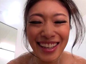 Lustige Aziatische Reiko Kobayakawa Geniet Van Een Neukpartij. Gelukkige Kerel Krijgt Een Meeslepende Pijpbeurt Van Hete Aziatische Babe