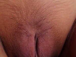 La Gran Polla Complaciendo A La Sexy Chica. Masturbándose, Su Amiga Tuvo Una Erección Larga Y Dura Que La Mojó El Coño, Así Que él Fue Detrás De Ella Para Follarla En Pose Perrito Hasta Que Alcanza El Orgasmo