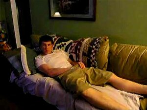 Min Hunk Runkar För Min Söta Kille, Min Hunk är Galen I Att Titta På Gayvideor Med Mig. I Denna Privata Film Onanerar Jag Som En Riktig Twink Som Längtar Efter Att Suga Min älsklingspojkes Söta Kuk Som Beter Sig Väldigt Busigt Hela Tiden