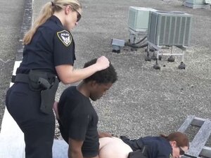 Pencuri pusra tertangkap oleh polisi milf yang mesum dan diambil. Pencuri pursa dikejar oleh polisi milf mesum yang menyusulnya di atap dan menundukkannya bergantian untuk menghancurkan pussy mereka dalam berbagai posisi saat mereka mengerang dengan kesen