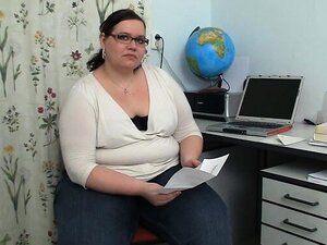 Cowok memaku bulu gemuk yang dicukur