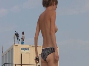 Топлес плажна риба показује своје сисе