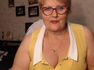 Oma Bückt Sich Und öffnet