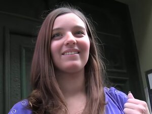 Amatir Hungaria kena main di tempat umum pov. Gadis amatir berambut merah Hungaria ambil uang dari agen palsu di tempat umum dan kemudian kasih blowjob dan ambil kontol besar dia dalam memek di lorong