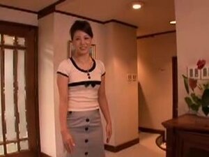 Rasakan pertemuan terlarang antara ibu tiri Jepang yang matang dan teman putranya. Kisah menggoda ini akan memikat Anda.