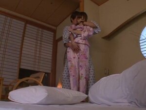 Cutie Asia Aino Kishi dirogol keras dalam kimono sutranya, Merasakan tubuh imutnya yang panas dalam kimono seksi itu, zakar lelaki ini semakin keras sebelum dia menjilatnya sekali. Dia menghisapnya dan menjilatnya seperti lolipop, dan memasukkannya di ant