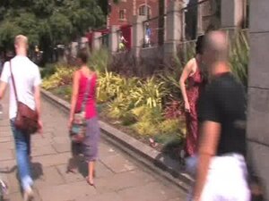 Сали Боулс Кабаре кит кат клуб девојка Селина Минкс пиша у метроу