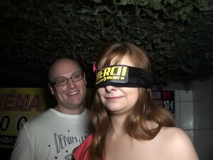 Iskusite čisti užitak dok Julie dolazi u centru pažnje u ekskluzivnom klubu. Ova bujna plavuša MILF podiže temperaturu u izvanrednom HD kvalitetu. Prepustite se najdubljim željama uz JacquieEtMichelTV.