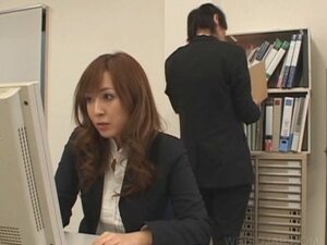 Gadis kantor Jepang diikat ke kursi dan dihajar di tempat kerja