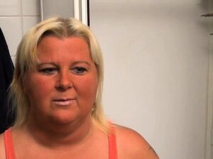 Обдарена дебељуца из Шведске Свеа се самозадовољава