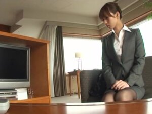 Sekretaris Tiara, Dengan rambut diikat dan terlihat profesional, Tiara Ayase terlihat sangat imut sebagai sekretaris, tetapi dalam video ini, dia tampak lebih seperti mainan seks untuk bosnya.. Tiara dibawa ke kamar hotel dan dihajar seperti tidak besok