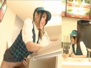 Miku menikmati aksi publik