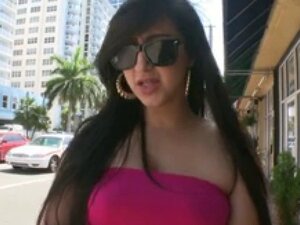 Latina Valerie Kay menjadi liar di tempat umum
