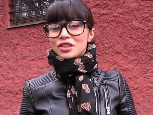 Gadis Czech cantik kena hentak di tempat umum pov
