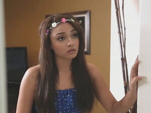 Jaye Austin Ist Eine Blumendame Im Herzen Und Liebt Alle Lebewesen Gleichermaßen. Eines Tages Klopften Bruno Und Seine Crew An Ihre Tür, Um Nach Zugang Zu Ihrem Hinterhof Zu Fragen