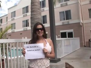 Bintang porno hebat dalam video porno amatir luar ruangan yang menakjubkan. Brunette terakhir ini yang ikut serta dalam perburuan pemulung telanjang akan segera melepas bra-nya karena, dia cukup bangga dengan sepasang payudara besar yang dibutuhkan hampir