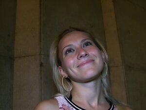 Sehe Zu, Wie Eine Sexy Ungarische Blondine In Einem Aufregenden Nächtlichen Treffen Mit Einem Mysteriösen Fremden Eintaucht. Sie Wird Plaudern, Geld Nehmen Und Einen Unvergesslichen POV-Blowjob Geben, Bevor Sie Im Freien Von Einem Riesigen Schwanz Durchge